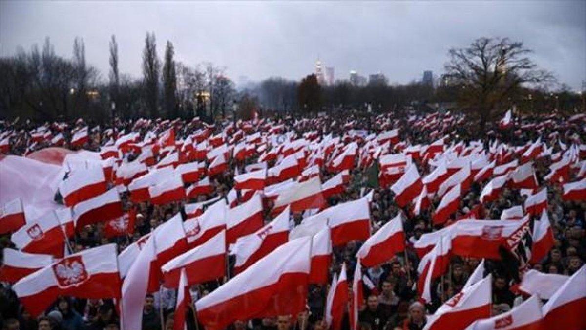 La marea 8 Decenas de miles de polacos, en la manifestación convocada por la extrema derecha.