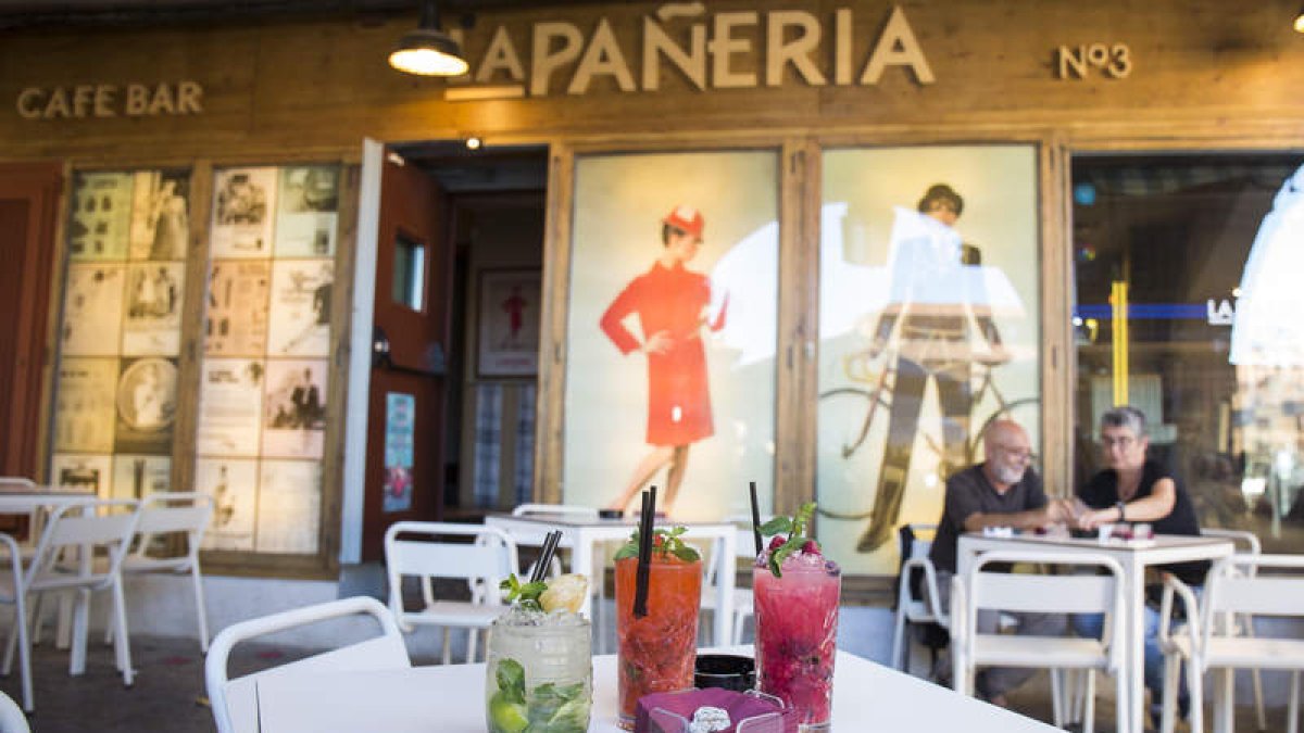 La Pañería del Húmedose encuentra en laplaza Mayor número3. Están presentes enlas principales redessociales y su web es www.lapaneriacafebar.com.