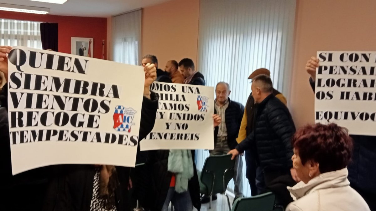Pancartas de apoyo a Marcos Martínez Barazón en el Pleno extraordinario en Cuadros. J. NOTARIOS