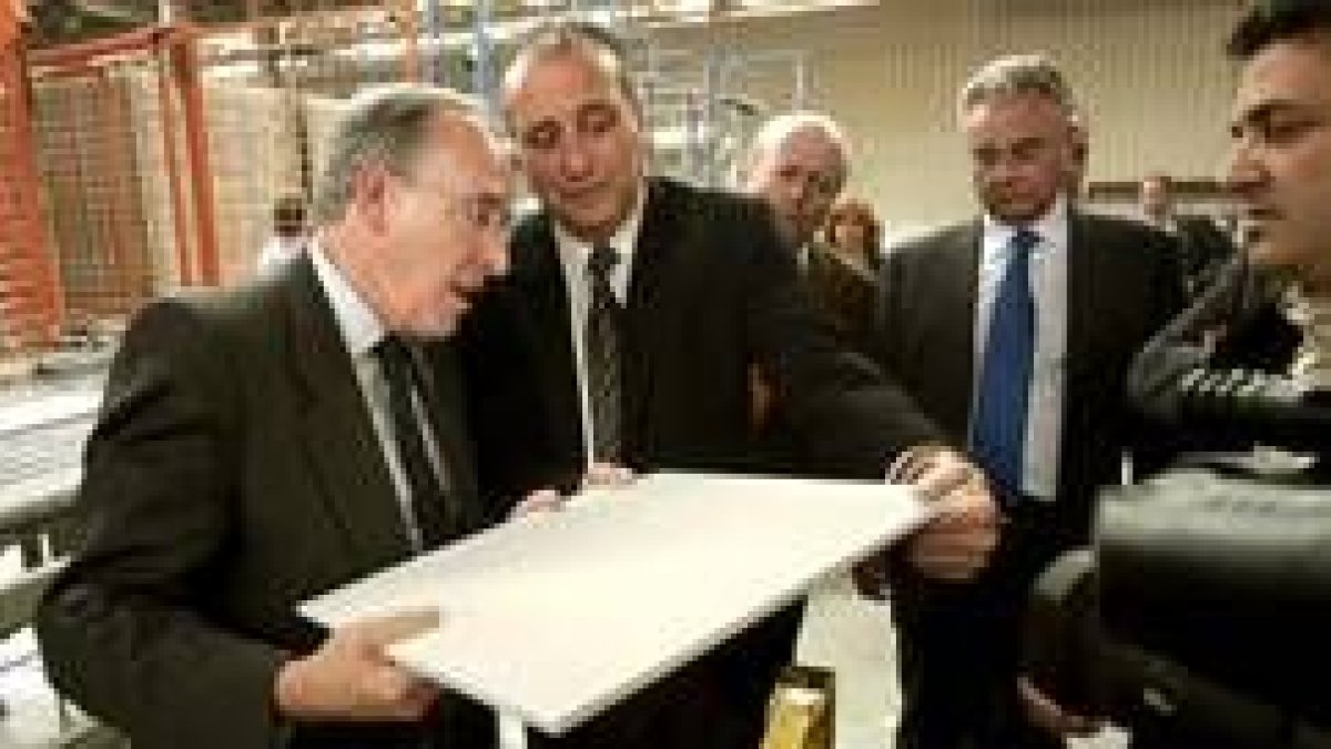 El presidente de Endesa, Manuel Pizarro, observa una pieza de cerámica en una empresa de Castellón