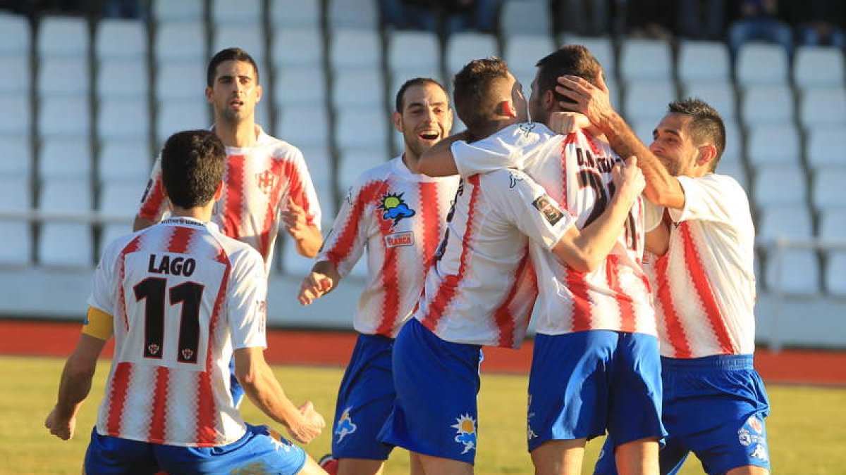 El equipo rojiblanco celebra uno de los goles de su victoria sobre el Salamanca B.