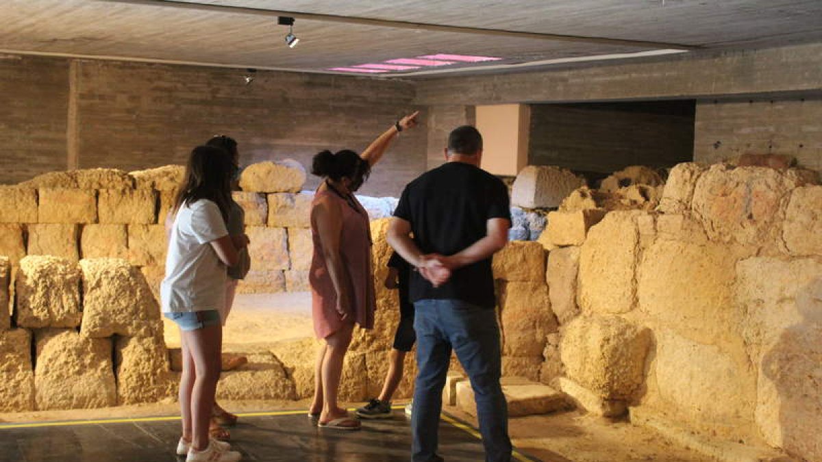 Un grupo de personas visita la cripta arqueológica de Puerta Obispo en León. DL