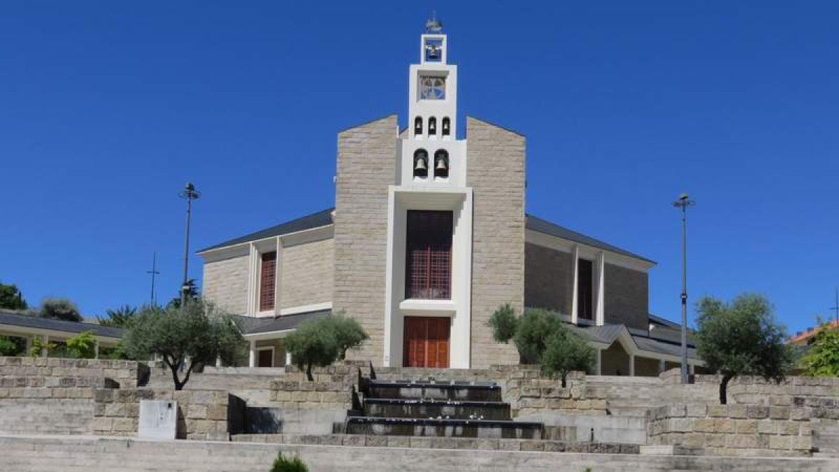 La catedral nueva, en una zona de contrastes arquitectónicos con el casco viejo.