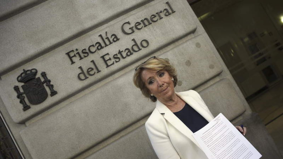 Esperanza Aguirre a su llegada a la Fiscalía General del Estado.