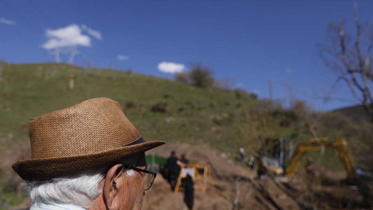 Lorenzo Rodríguez, una de los familiares, contempla la exhumación en Valle Vainilla. FERNANDO OTERO