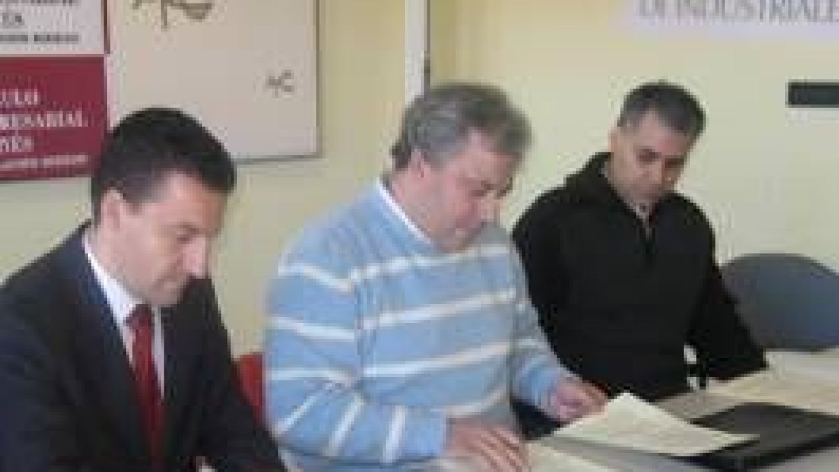 Pablo de Juan, Abel Ángel Macías y José Blanco en la firma del convenio