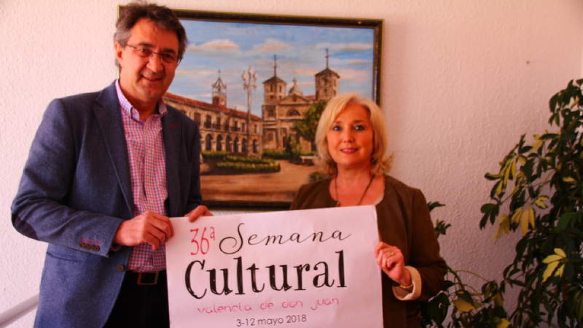 El alcalde y la concejala de Cultura presentaron la programación que irá hasta el 12 de mayo. DL