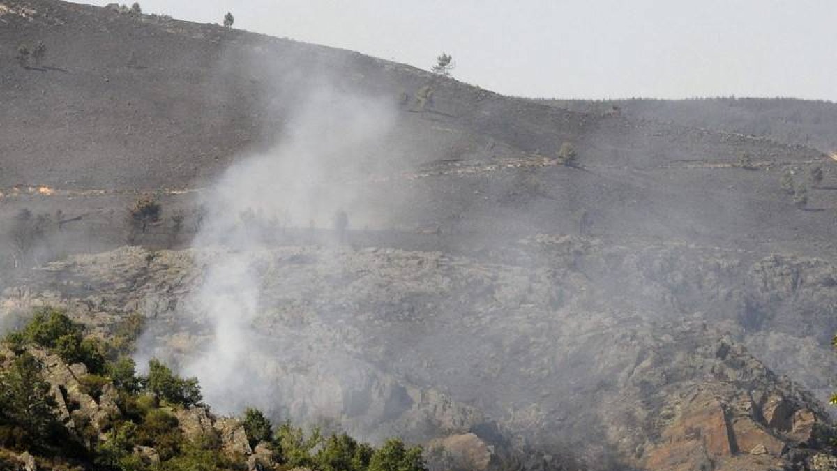 El incendio de Quintana del Castillo se mantiene aún activo aunque ya sin llamas