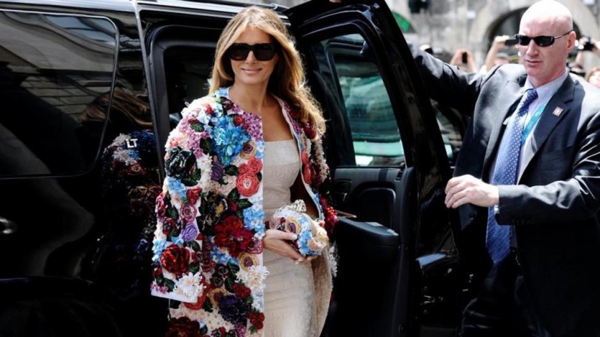Melania Trump luce su abrigo Dolce&Gabanna de 46.000 dólares en Sicilia.