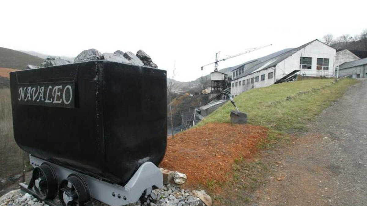 Instalaciones de Mina Navaleo, perteneciente al Grupo Viloria, que fueron cerradas al laboreo de antracita y que ahora se pretende reutilizar el agua del interior. L. DE LA MATA