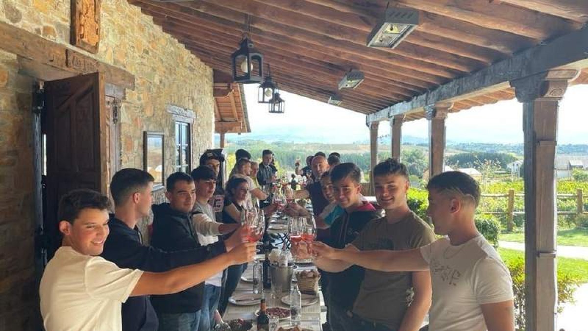 Una comida tradicional de vendimiadores en el Palacio de Canedo ha dado fin a la campaña. DL