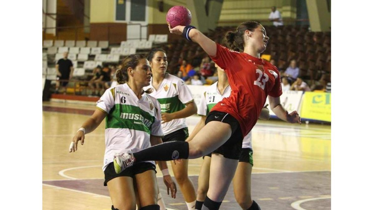 Loreto supera la defensa del Elche y se prepara para lanzar a puerta.