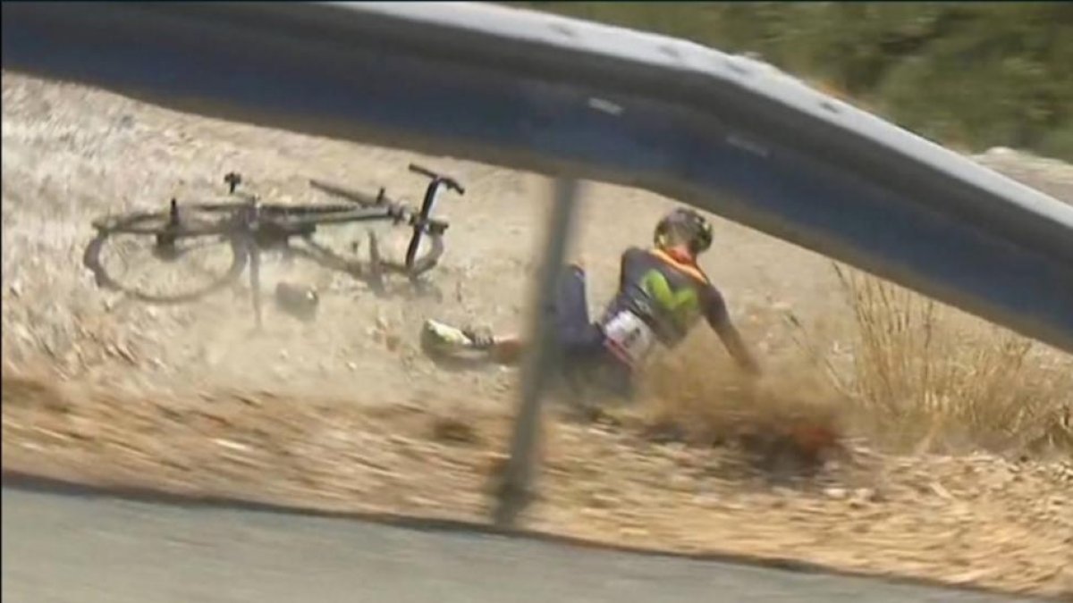 El ciclista del Movistar se fue al suelo bajando el alto de Tollos cuando iba fugado