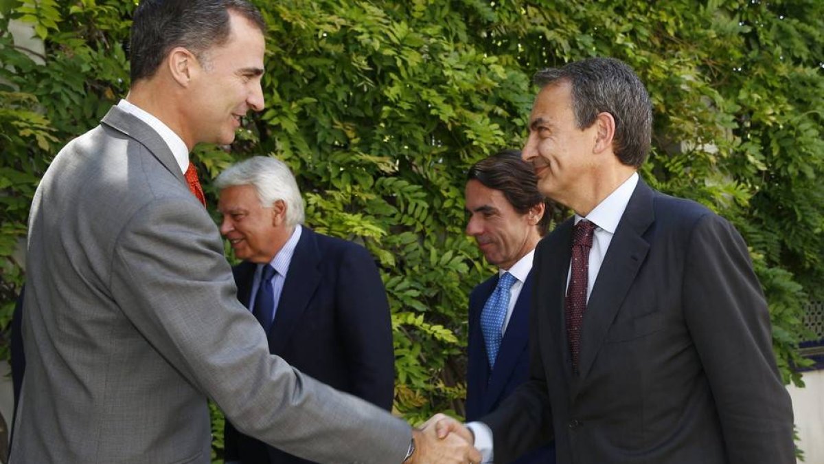 Don Felipe saluda esta mañana a Zapatero en presencia de Aznar y Felipe González