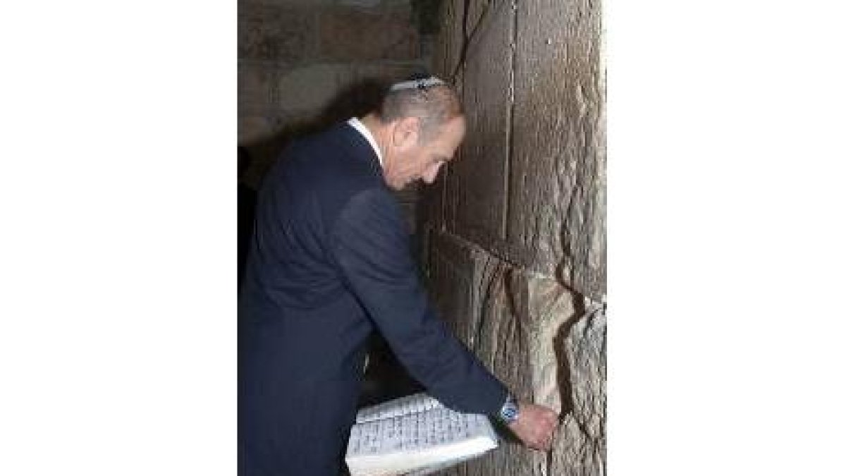 Ehud Olmert, ante el Muro de las Lamentaciones de Jerusalén