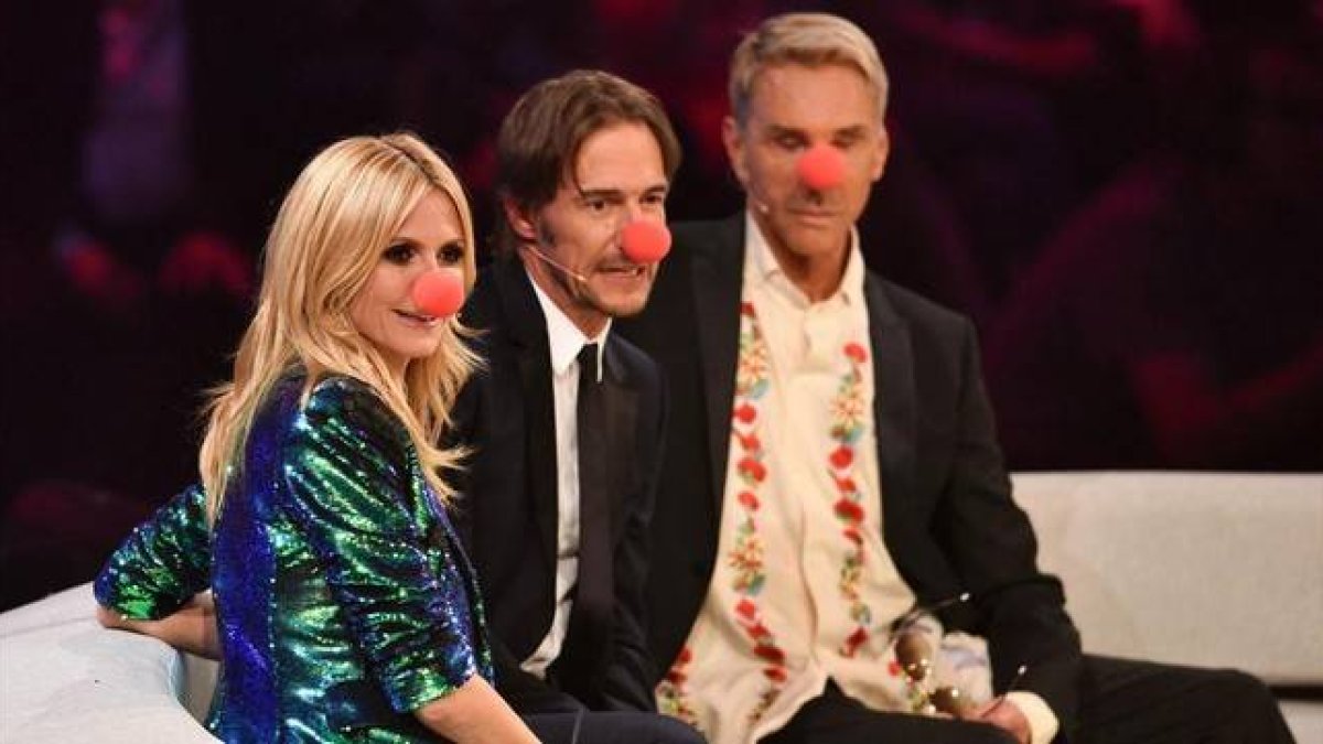 Heidi Klum, y los miembros del jurado del concurso 'Next Top Model', Thomas Hayo y Wolfgang Joop, poco antes de que el 'show' fuese suspendido por una amenaza de bomba.