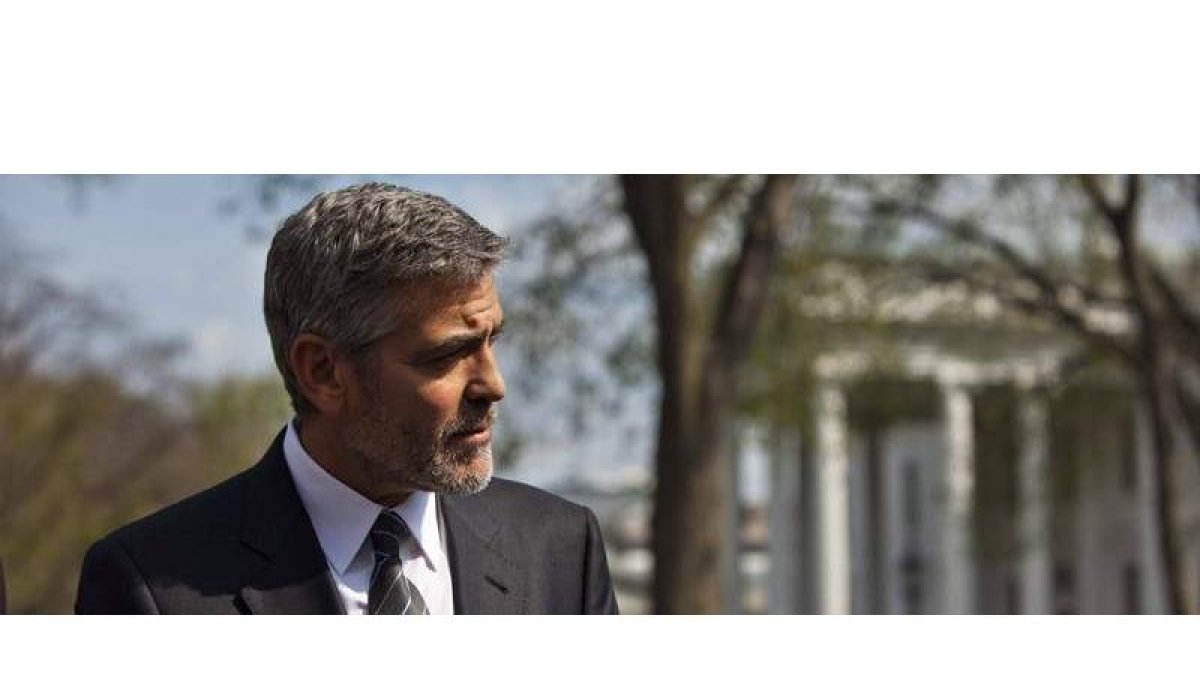 El actor George Clooney comparece ante la prensa después de ser recibido por el presidente estadounidense, Barack Obama, para hablar sobre la situación en Darfur.