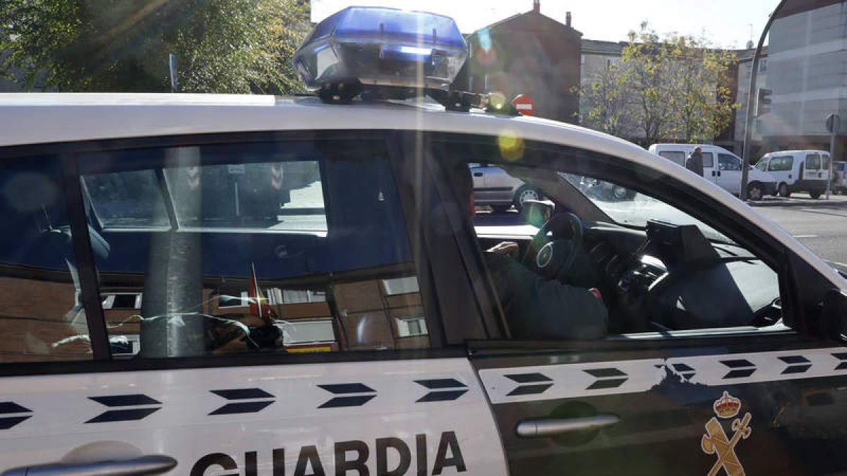 Una patrulla de la Guardia Civil tuvo que desplazarse hasta el barrio de la vivienda okupada. EFE