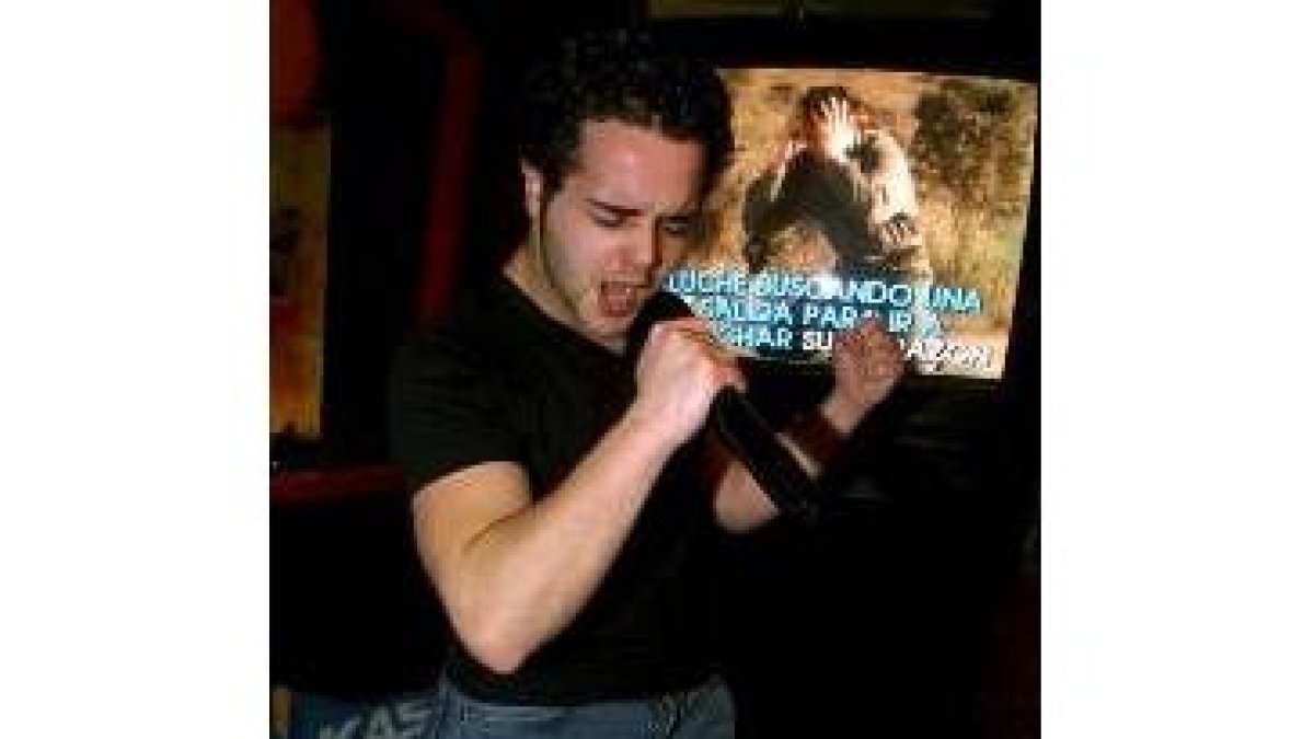 Un joven interpreta una canción en un karaoke