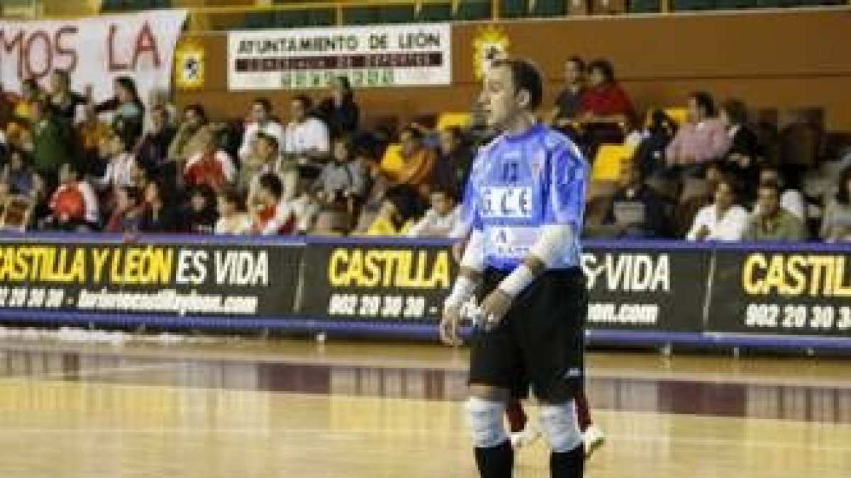 Eloy regresa al Palacio de Deportes de León defendiendo de nuevo la elástica del Arcebansa Zamora