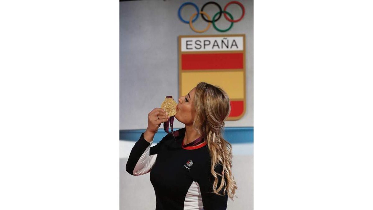 Lidia Valentín besa la medalla de oro de los Juegos de Londres 2012 que recibía hace unos días.