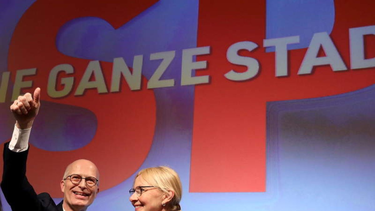 Peter Tschentscher y su mujer celebran el triunfo del SPD ayer, en Hamburgo.