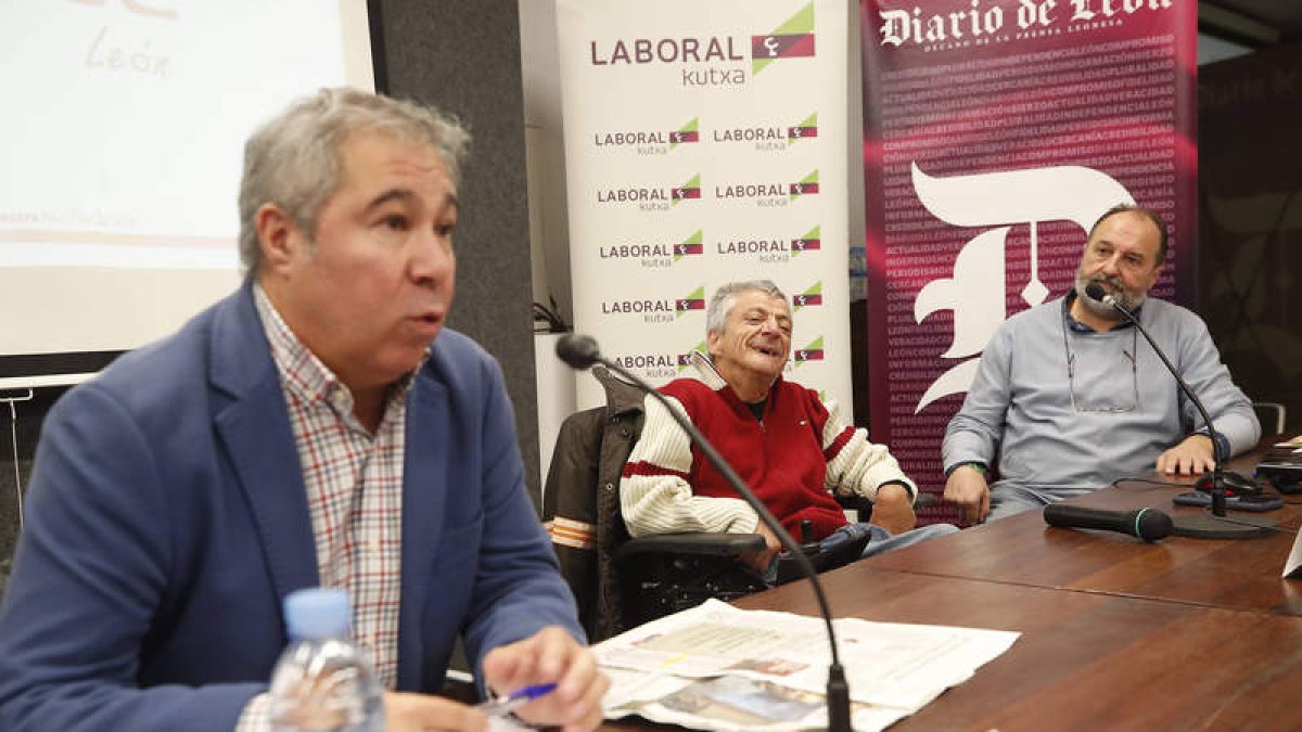 Joaquín S. Torné, director del Diario de León, Manuel, usuario, y Evaristo Menéndez, presidente de Aspace. RAMIRO