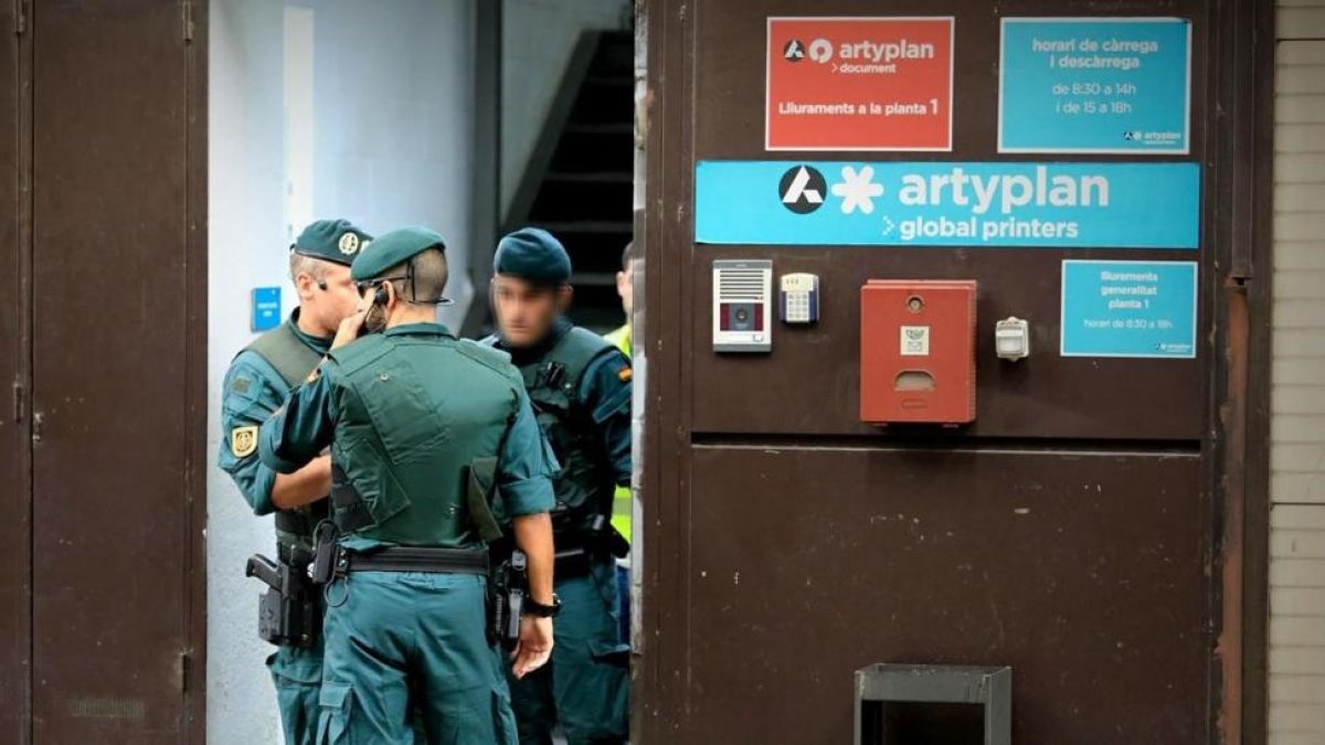 Agentes de la Guardia Civil a la entrada de la imprenta Artyplan, en Sant Feliu de Llobregat, este viernes.