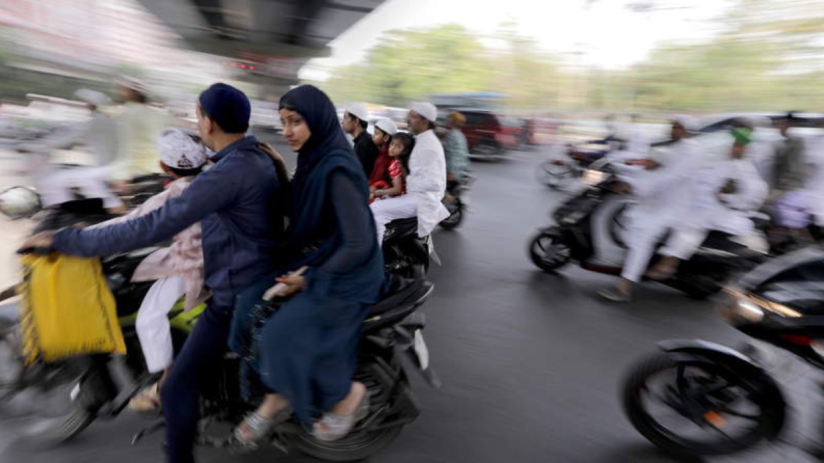 Varias motos circulan por la ciudad de kolkata (India). PIYAL ADHIKARY