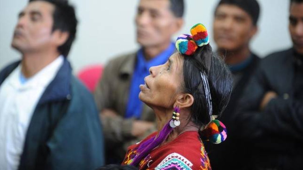 Una mujer indígena sigue el juicio celebrado en Ciudad de Guatemala, este lunes.