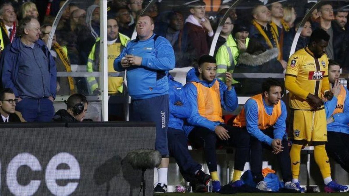 Wayne Shaw comiendo en el banquillo con el partido en juego