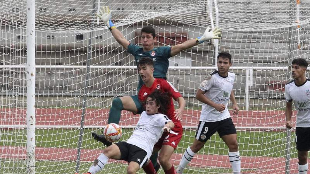 La defensa leonesa se mostró expeditiva durante todo el encuentro. LA GACETA DE SALAMANCA/MORGAN