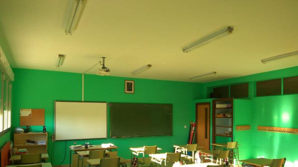 Imagen de una de las aulas tras haber sido pintada. DL