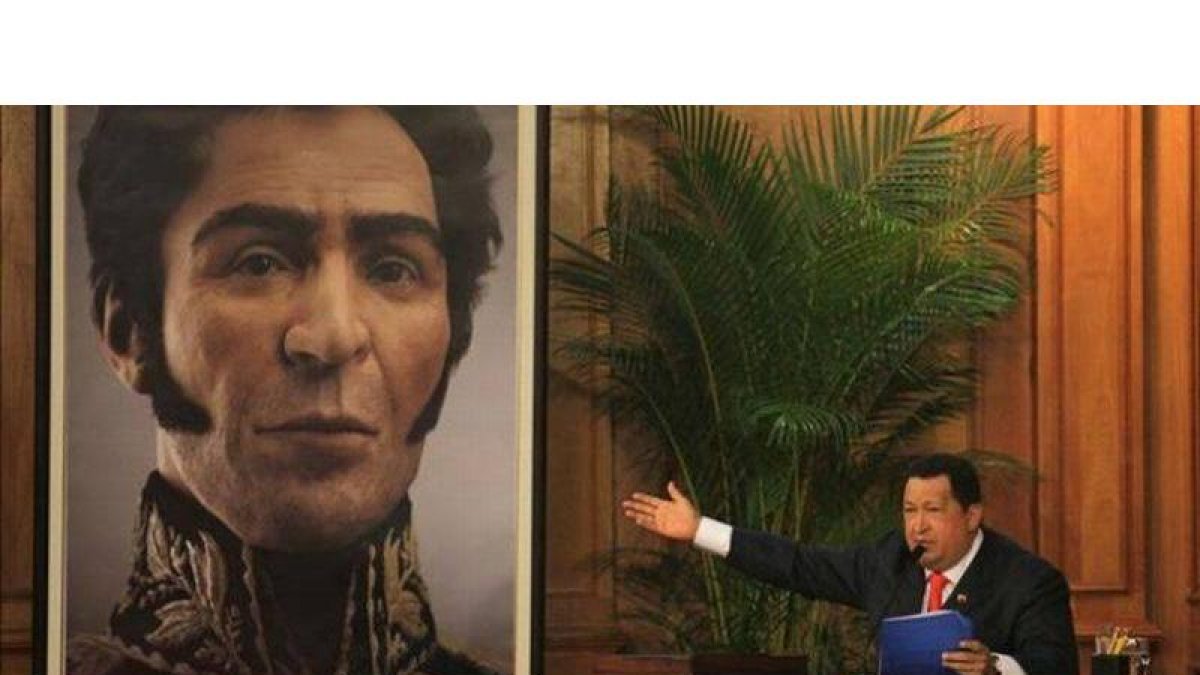 Hugo Chávez, durante un discurso, junto a un retrato de Simón Bolívar.