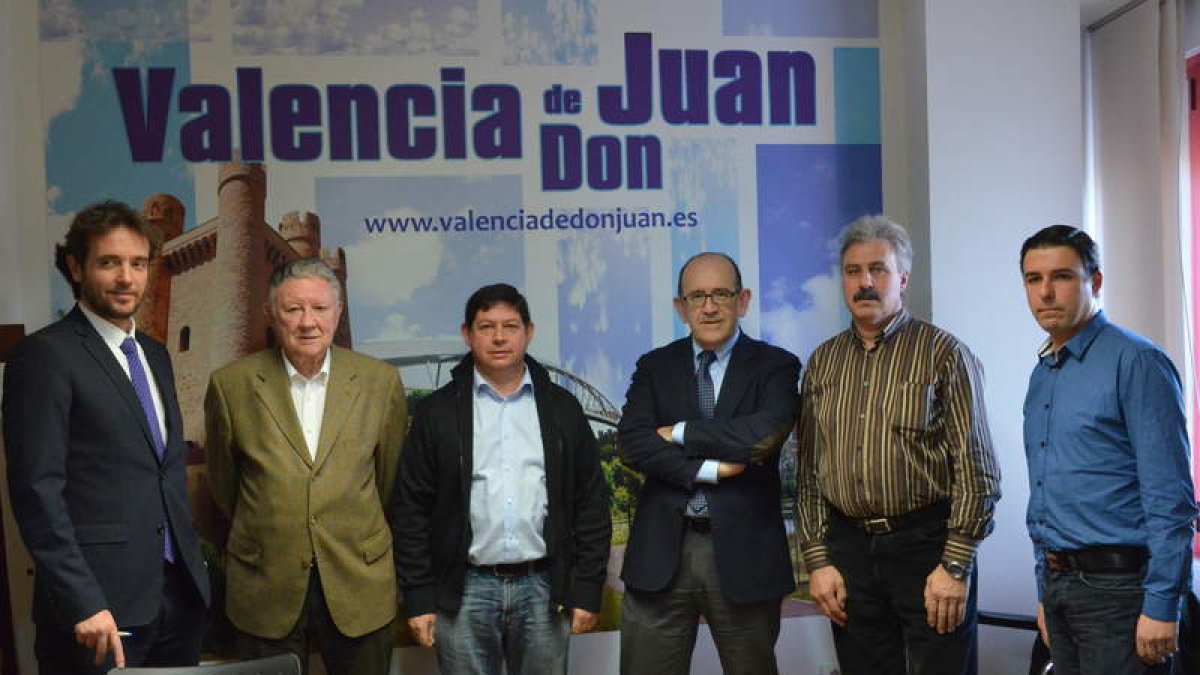 Reunión, ayer en Valencia de Don Juan entre los alcaldes y los representantes de la Junta.