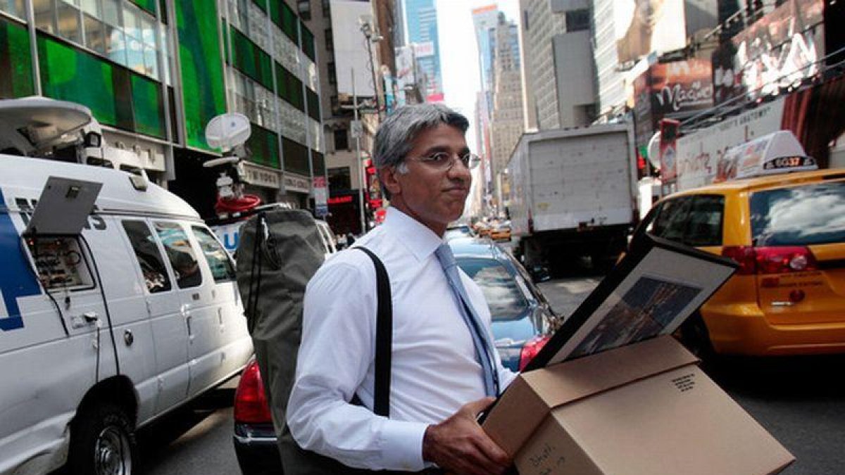 Un empleado de Lehman Brothers se lleva sus pertenencias en una caja de cartón tras la quiebra del banco, el 15 de septiembre del 2008.