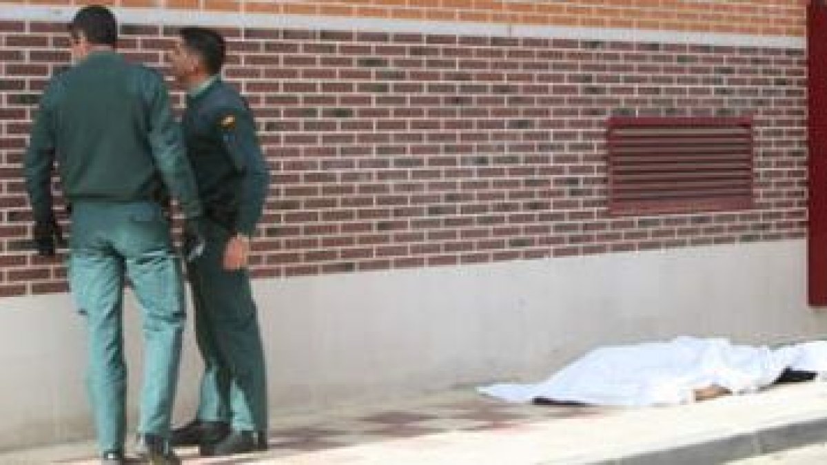 Dos agentes de la Guardia Civil de León, el día en que ocurrió el homicidio.