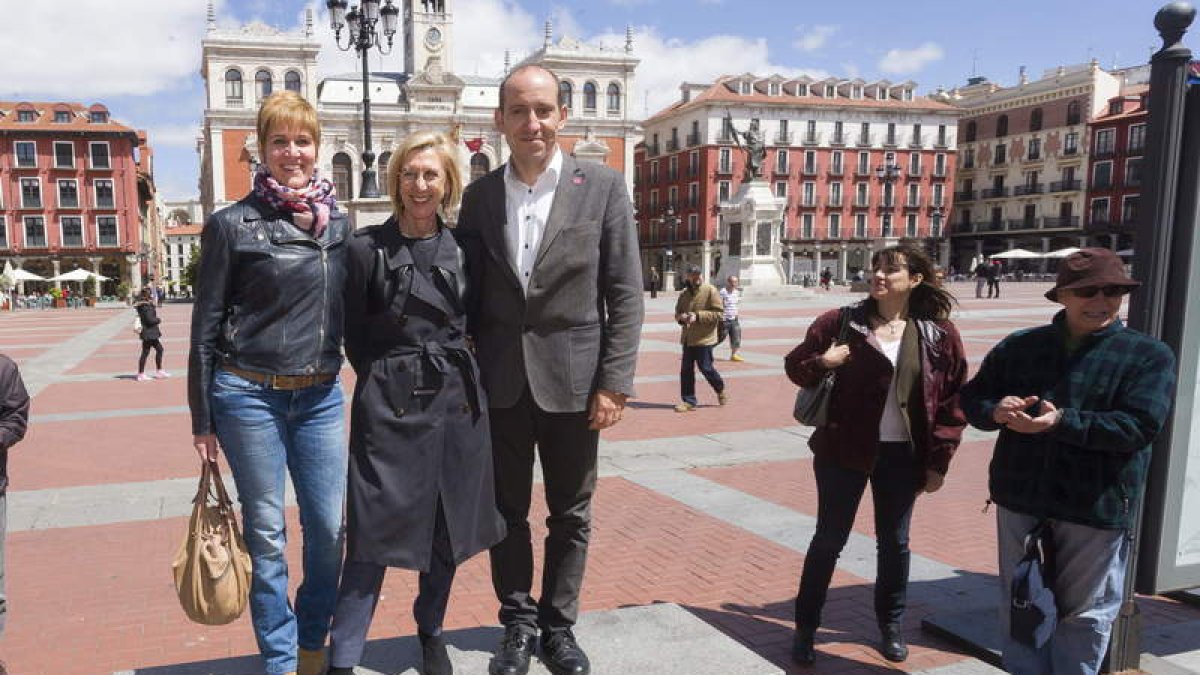 Rosa Díez, ayer, en Valladolid, con los candidatos de UPyD a la Junta y al Ayuntamiento.