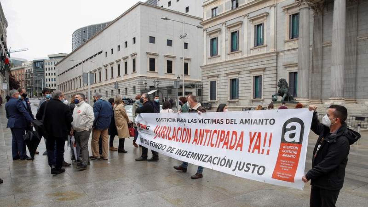 Trabajadores víctimas del amianto se concentran ante el Congreso en Madrid, ayer. JUAN CARLOS HIDALGO