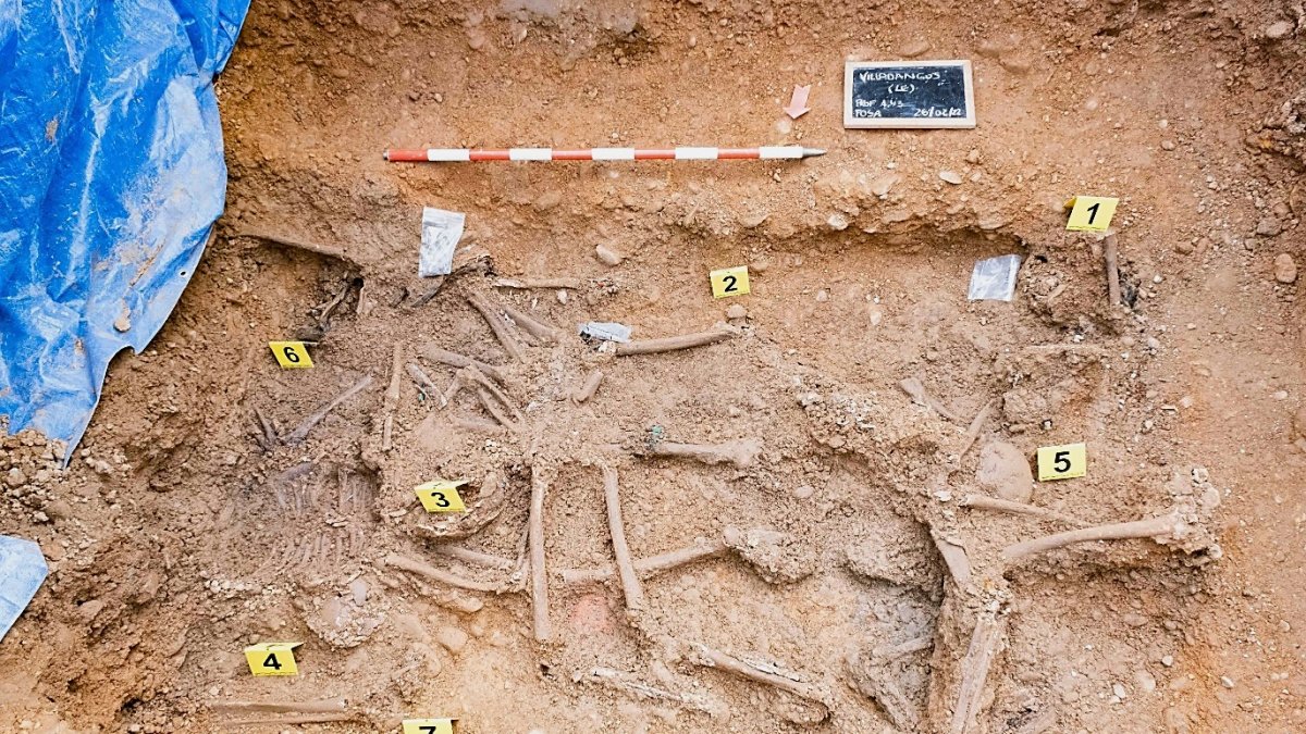 Situación en la fosa de los primeros cuerpos hallados en la exhumación en febrero de 2022. ARMH-Laura González-Garrido