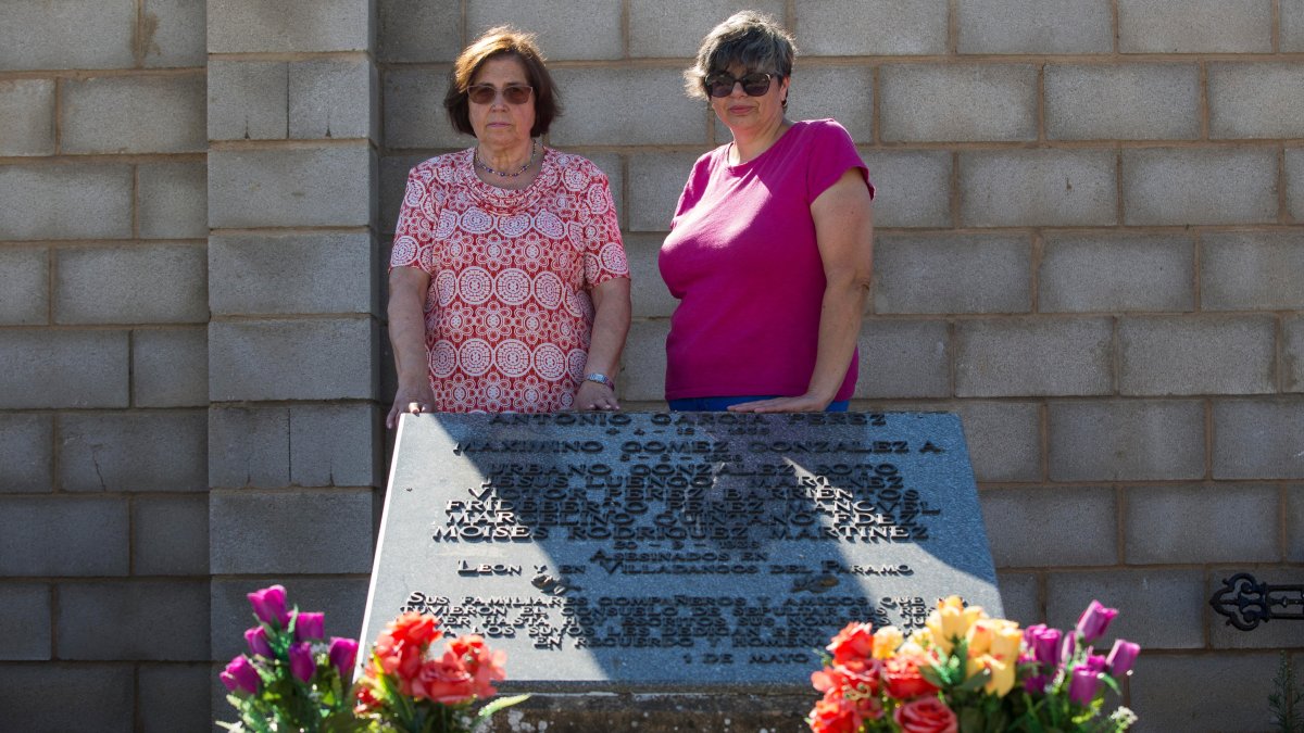 Carmen Trancón González y Carmen Méndez Trancón, sobrina y sobrina nieta de Urbano González Soto, con la placa que desde 2002 recuerda a los ‘seis de Coyanza’. FERNANDO OTERO