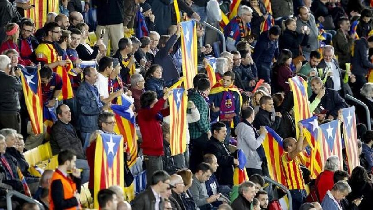 'Esteladas' en la grada del Camp Nou en el partido del Barça con el Bate Borisov en la Champions.