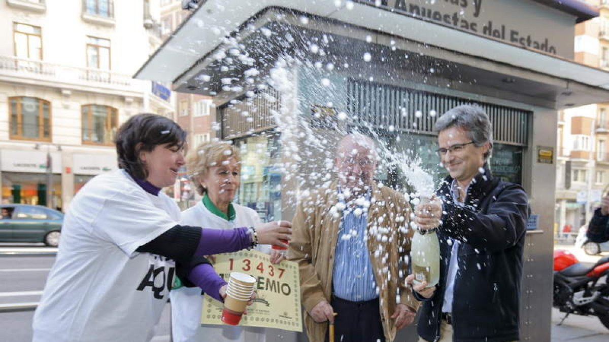 Trabajadores de la administración de lotería nº 15, en la Gran Vía madrileña, celebran el primer premio del Gordo de Navidad.