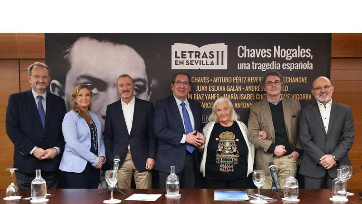 Trapiello, segundo por la derecha, con Pérez-Reverte, Pilar Chaves y otros participantes. JAIME MARTÍNEZ