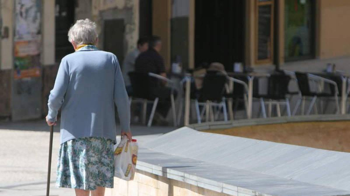 Una mujer de avanzada edad camina por Ponferrada, en una imagen de archivo.