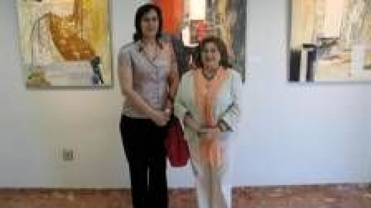 Cassasola y la Carmen de la Torre posan frente a uno de los lienzos favoritos de la pintora