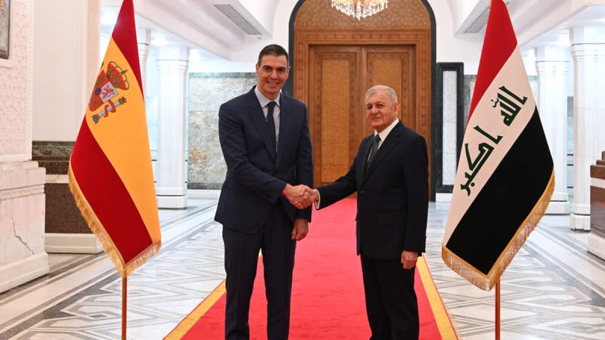 Pedro Sánchez junto Abdul Latif Rashid, presidente de Irak, en su encuentro. BORJA PUIG DE LA BELLACASA