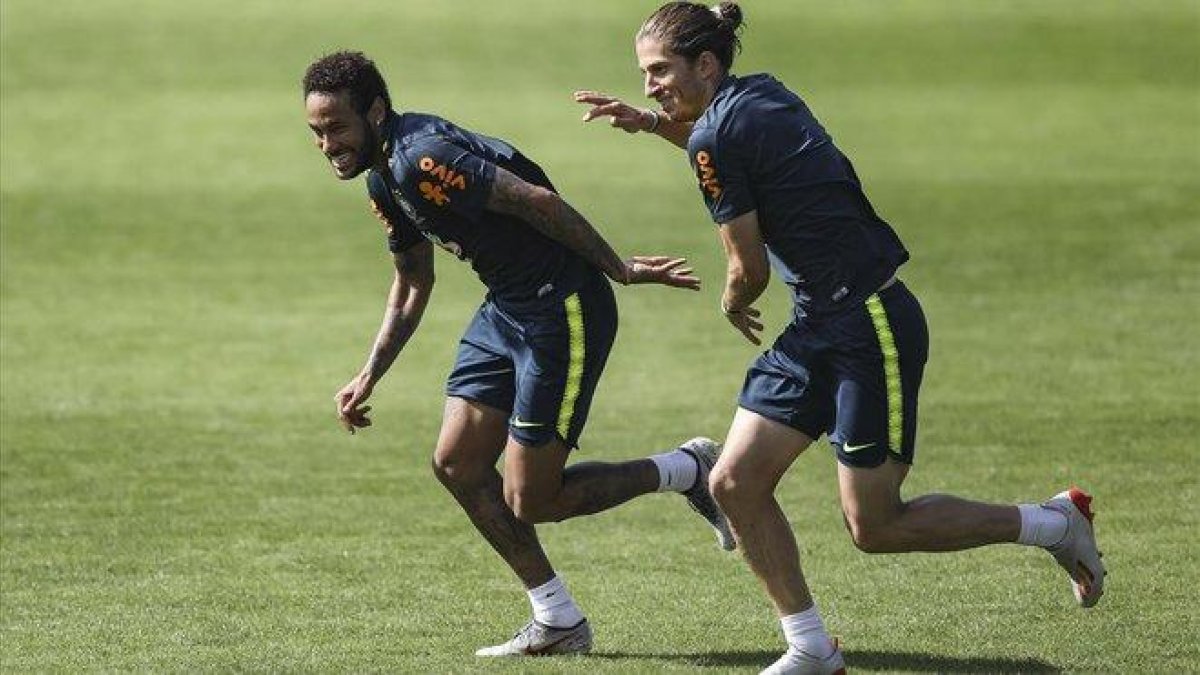 Neymar y Filipe Luis, en un entrenamiento de la selección.