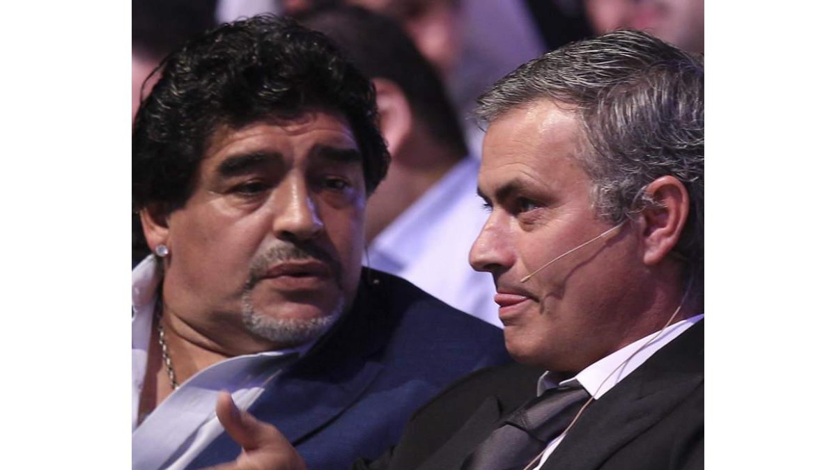Diego Maradona y Jose Mourinho, en la Conferencia Internacional del deporte en Dubai.