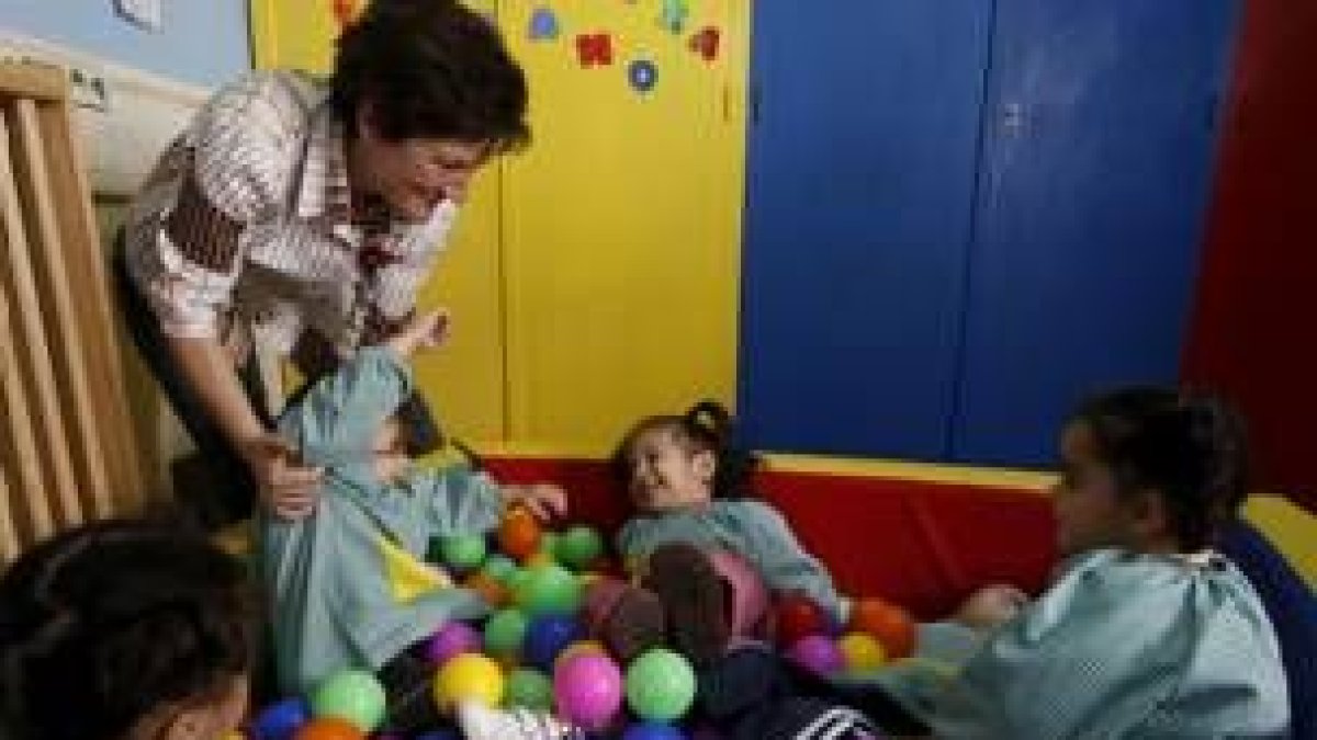 Eva López juega con los niños en la piscina de bolas